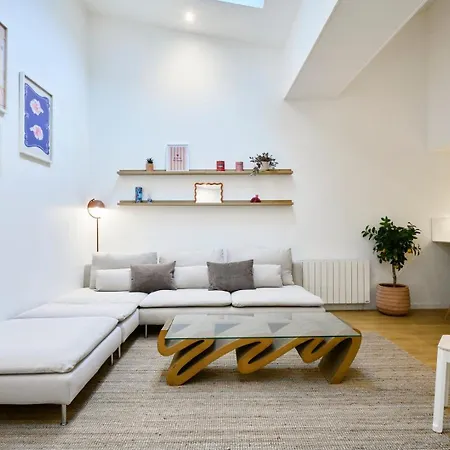 Contemporary Duplex With Two Bedrooms In Old